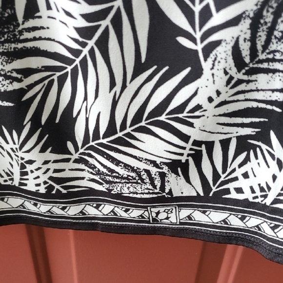 Max Studio Black and White Leaf Print Tank Top - Picture 5 of 8